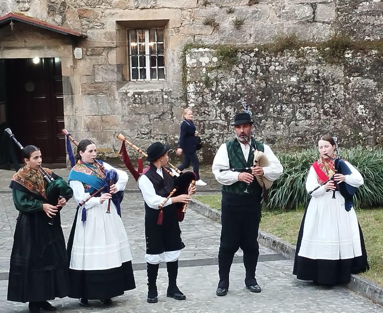 Actuación charanga Os Xeitosos de Trazo