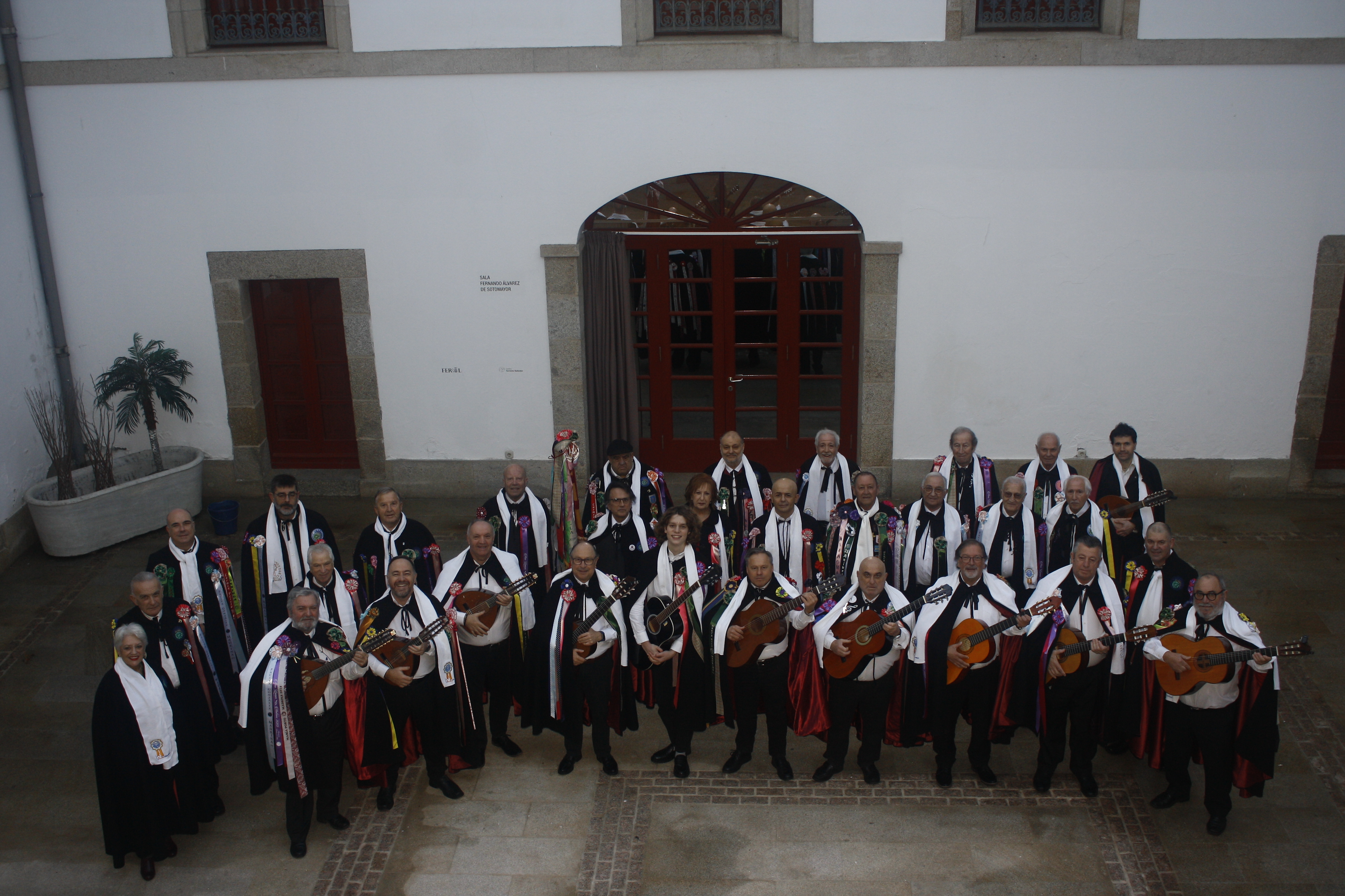 CANTARES E LEDICIA