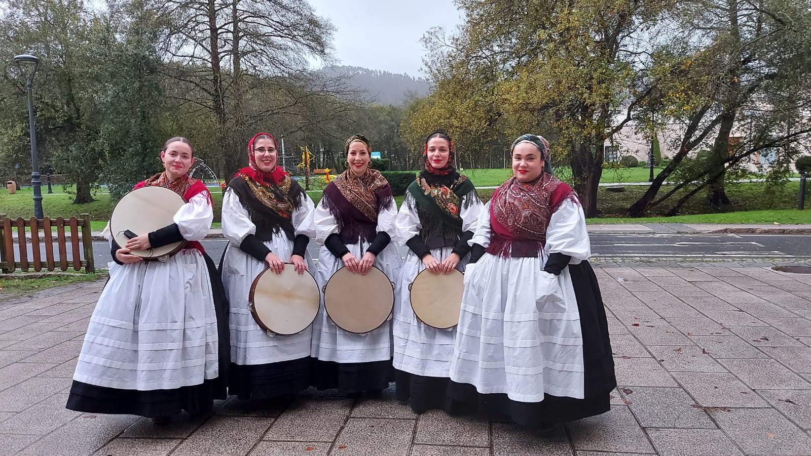 Barallocas, canto e percusión tradicional