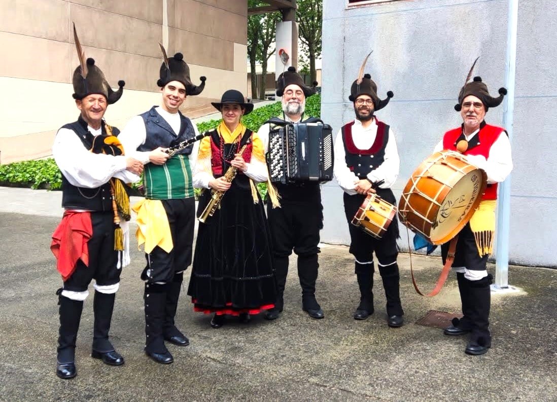 DE FESTA COS VIQUEIRAS